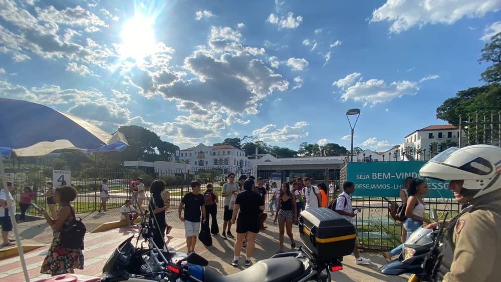 Enem: candidatos começam a deixar os locais de prova em BH e reclamam de calor nas salas