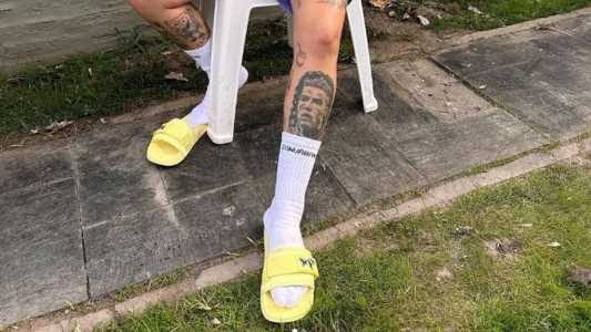 Canela da jogadora com rosto de CR7 tatuado