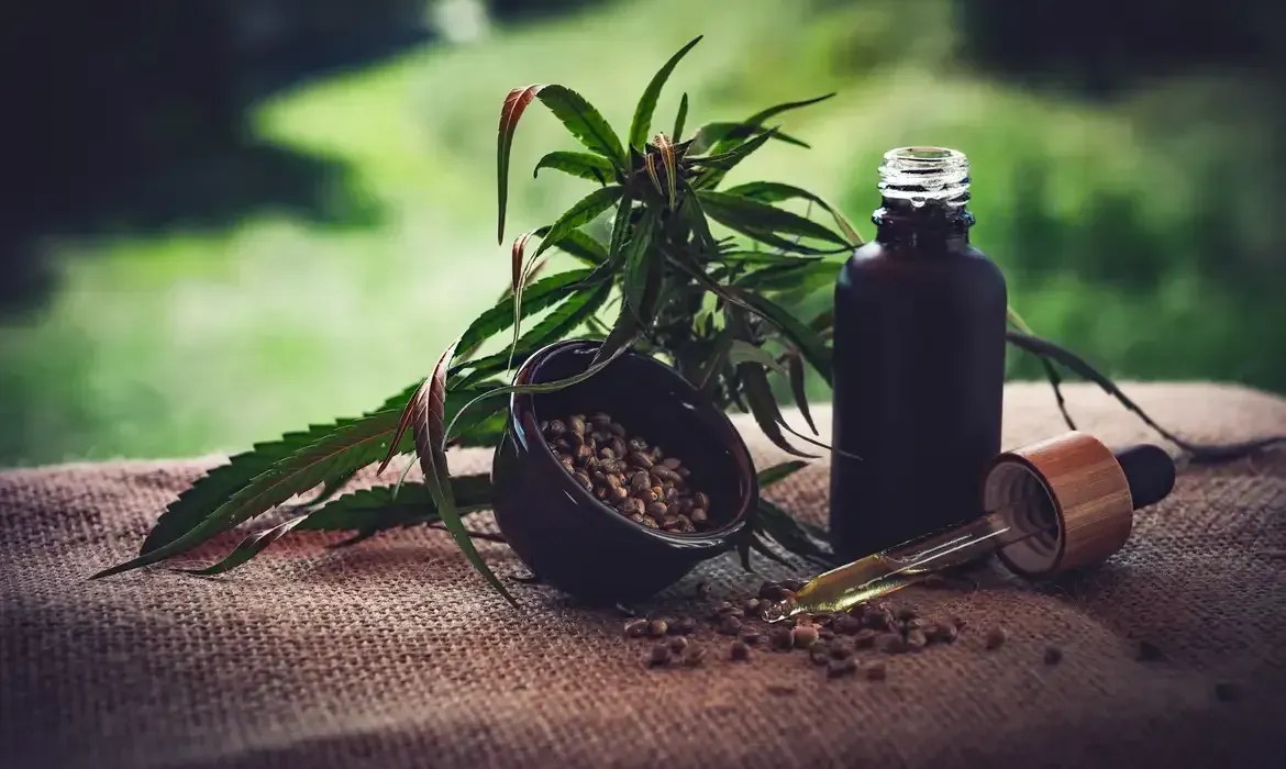Juiz autoriza farmácia de manipulação a fabricar produtos de cannabis