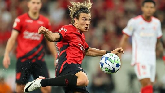 Cannobio em ação pelo Athletico no empate contra o Inter, em Curitiba