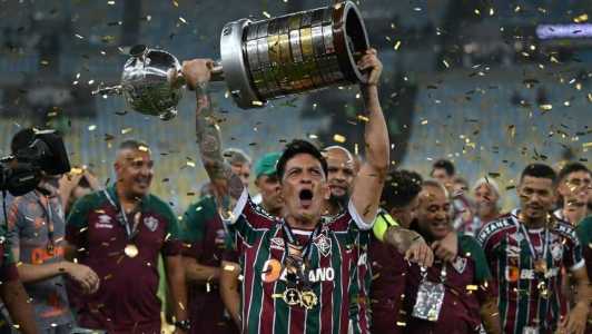 Cano com a taça conquistada pelo Fluminense