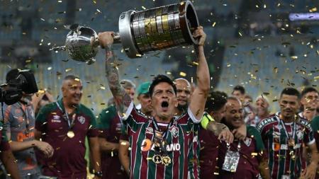 Cano com a taça conquistada pelo Fluminense