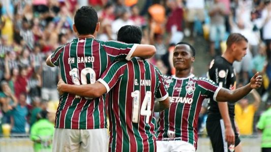 Cano e Jhon Arias comemorando o gol de Ganso, do Fluminense, contra o Bragantino