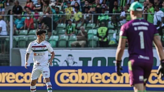 Cano (esq), do Fluminense, e Cavichioli (dir), do América