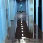 Cano estourado alaga corredores, banheiros e quartos do Hospital João XXIII; veja vídeos