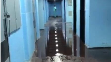 Cano estourado alaga corredores e quartos do Hospital João XXIII