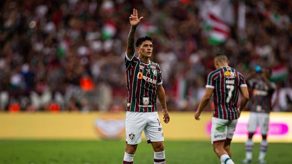 Campeão e artilheiro da Libertadores, Cano posta foto 'acordando' com taça 
