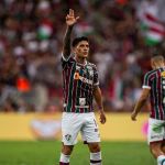 Campeão e artilheiro da Libertadores, Cano posta foto 'acordando' com taça 