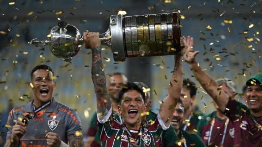 Cano levanta a taça de campeão da Copa Libertadores