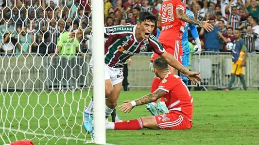 Cano marcou três gols diante do River Plate, no Maracanã, pela fase de grupos
