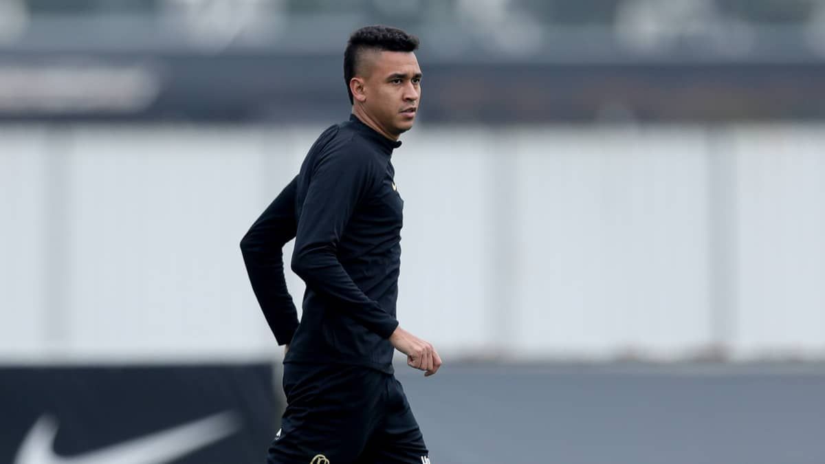 Cantillo vai de titular a não relacionado em uma semana no Corinthians
