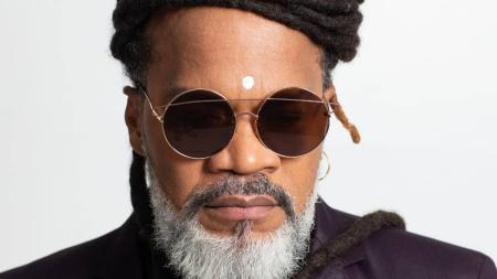 Cantor, compositor, multi-instrumentista e jurado de TV, Carlinhos Brown promoveu parcerias com Marisa Monte, Nando Reis e Ivete Sangalo
