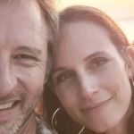 Cantor e esposa gravam áudio emocionante para os filhos em avião antes de acidente