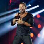 Cantor Eduardo Costa surge irreconhecível em show e web compara: ‘Parece a Xuxa’