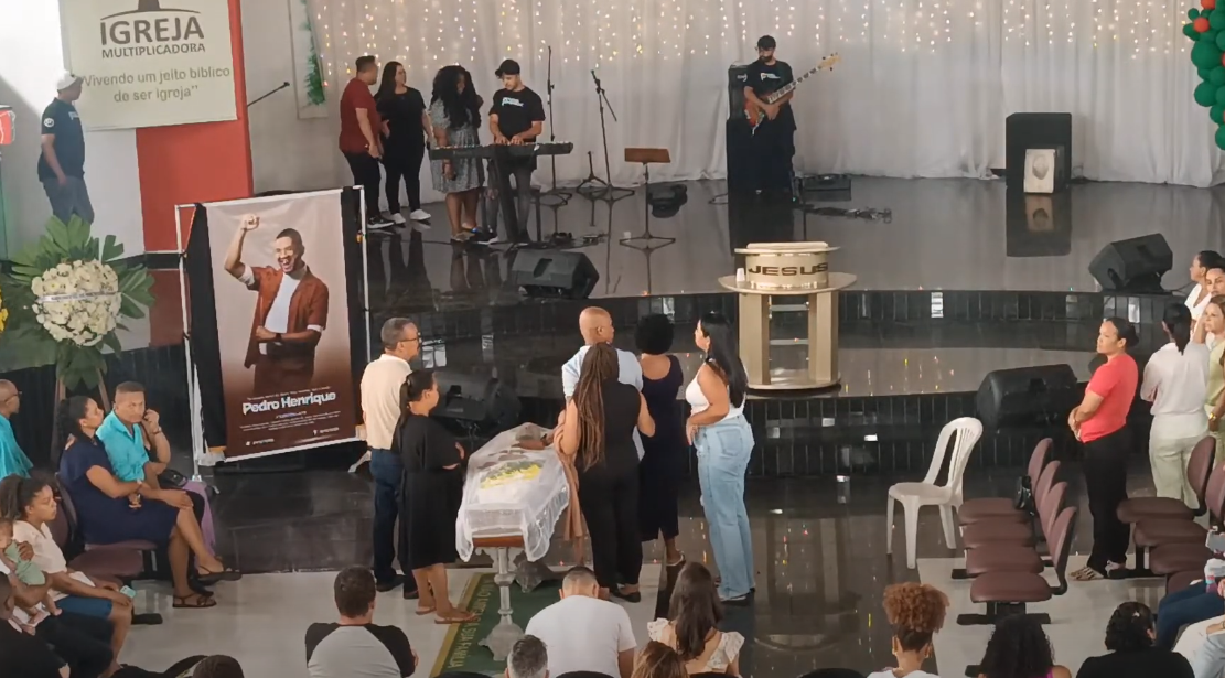 Corpo do cantor gospel Pedro Henrique é velado em culto fúnebre online