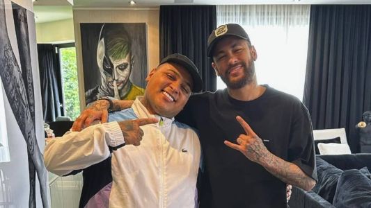 Cantor Ryan SP (esq) e Neymar (dir), da Seleção Brasileira