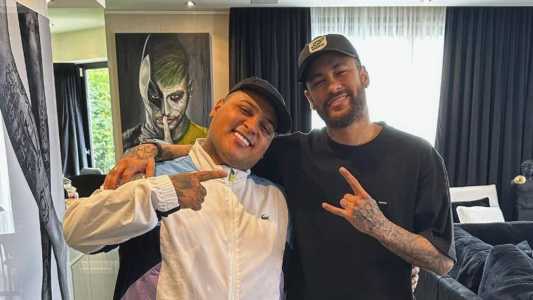 Cantor Ryan SP (esq) e Neymar (dir), da Seleção Brasileira