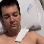 Regis Danese mostra barriga costurada após cirurgia delicada: ‘dói muito’