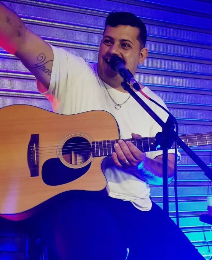Cantor sertanejo morre em acidente de carro na contramão após assinar contrato com gravadora