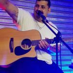 Cantor sertanejo morre em acidente de carro na contramão após assinar contrato com gravadora