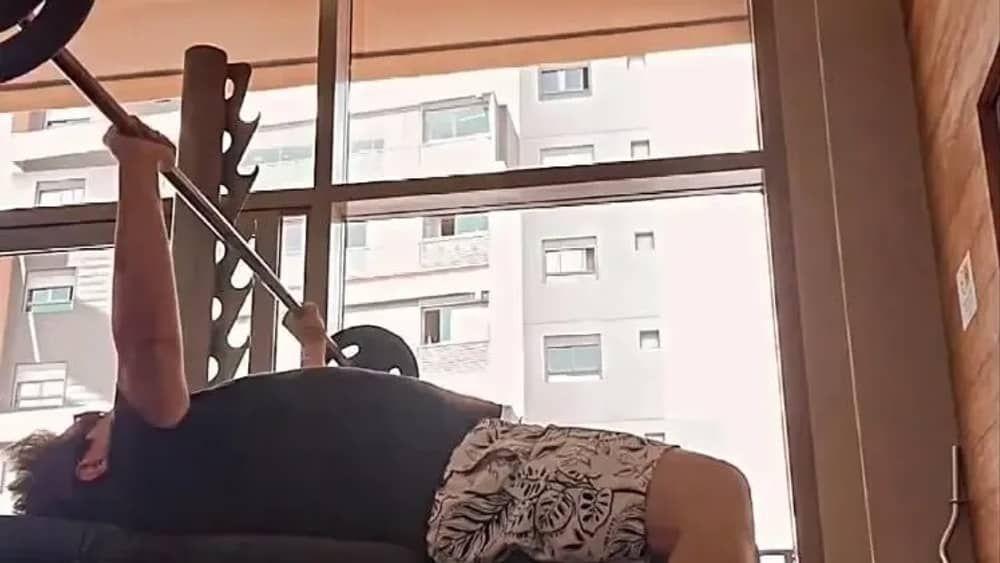 Vocalista do Calcinha Preta sofre acidente com peso de academia