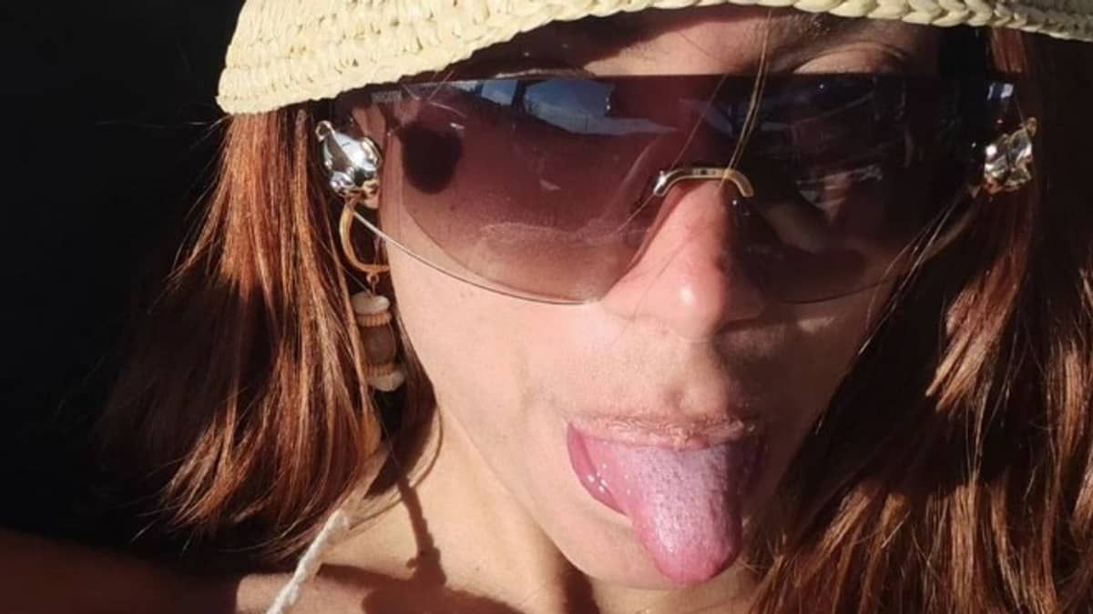 Anitta ostenta sandália de grife caríssima em viagem com Jade Picon e Juliette; saiba o valor