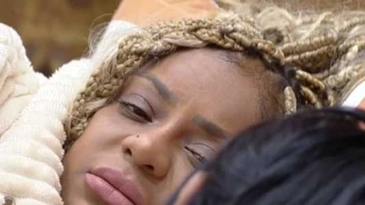 Cantora chora em conversa com Jenny Miranda