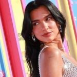 Dua Lipa arrasa com look transparente e brilhante na pré-estreia de 'Barbie'