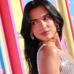 Dua Lipa arrasa com look transparente e brilhante na pré-estreia de 'Barbie'