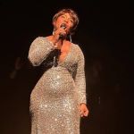 Ex-finalista do The Voice chora ao contar que vendeu 11 ingressos para show