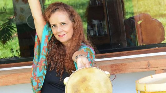 Cantora e percussionista Danuza Menezes lança versão da faixa “Alô de Londres”, composta nos anos 90