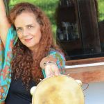 Cantora e percussionista Danuza Menezes lança 'Alô de Londres'