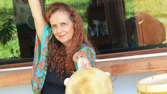 Cantora e percussionista Danuza Menezes lança versão da faixa “Alô de Londres”, composta nos anos 90
