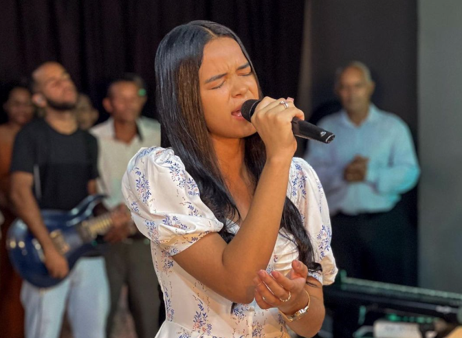 Cantora gospel de 18 anos morre após batida entre ambulância e carreta