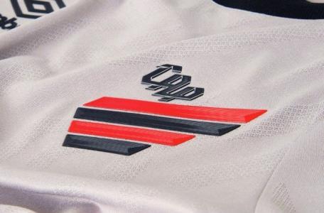 Escudo do Athletico-PR na camisa reserva para a temporada 2025