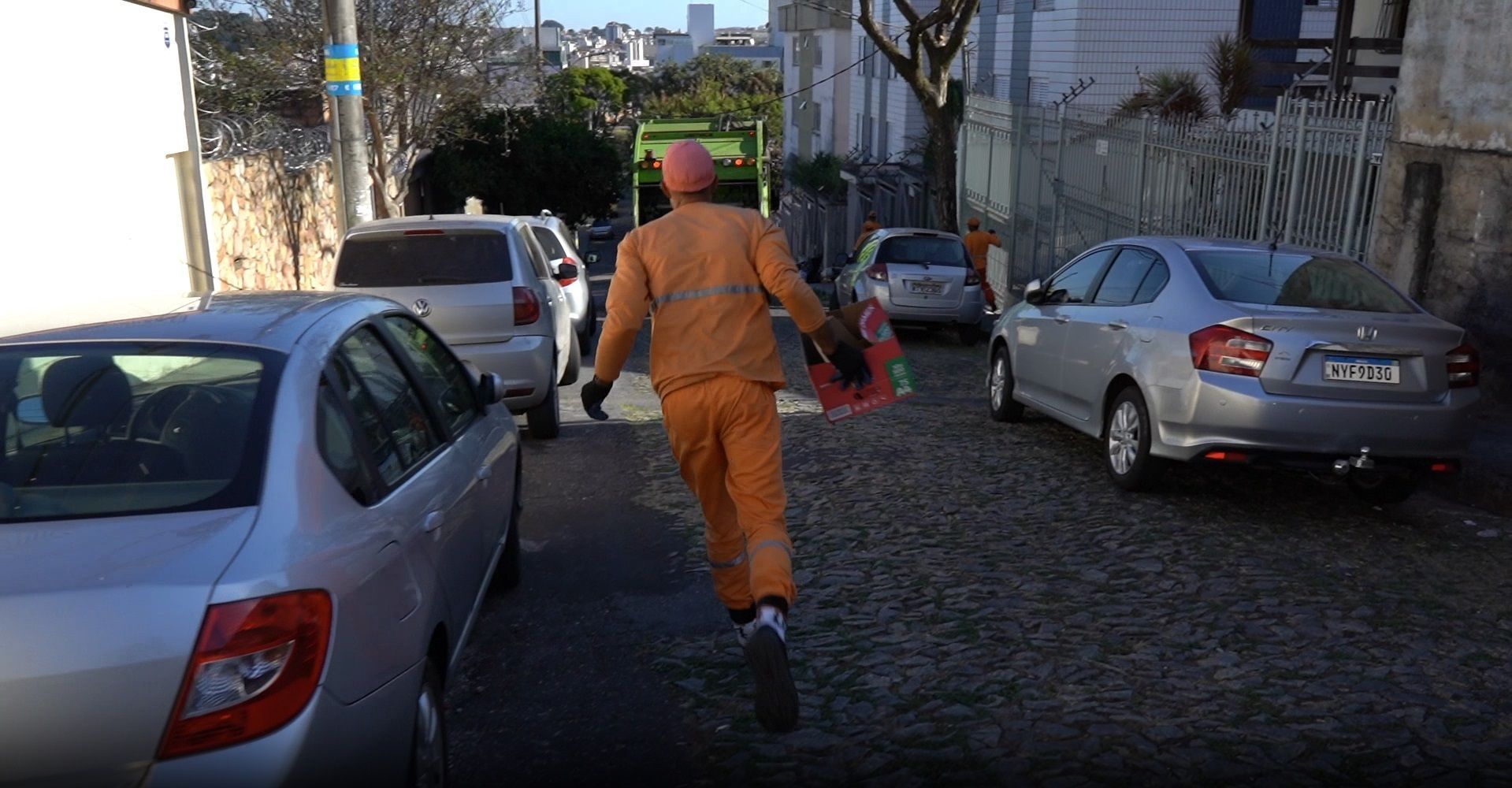 Vida de gari: coletores correm mais de 20 km por dia e convivem com lesões