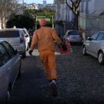 Vida de gari: coletores correm mais de 20 km por dia e convivem com lesões