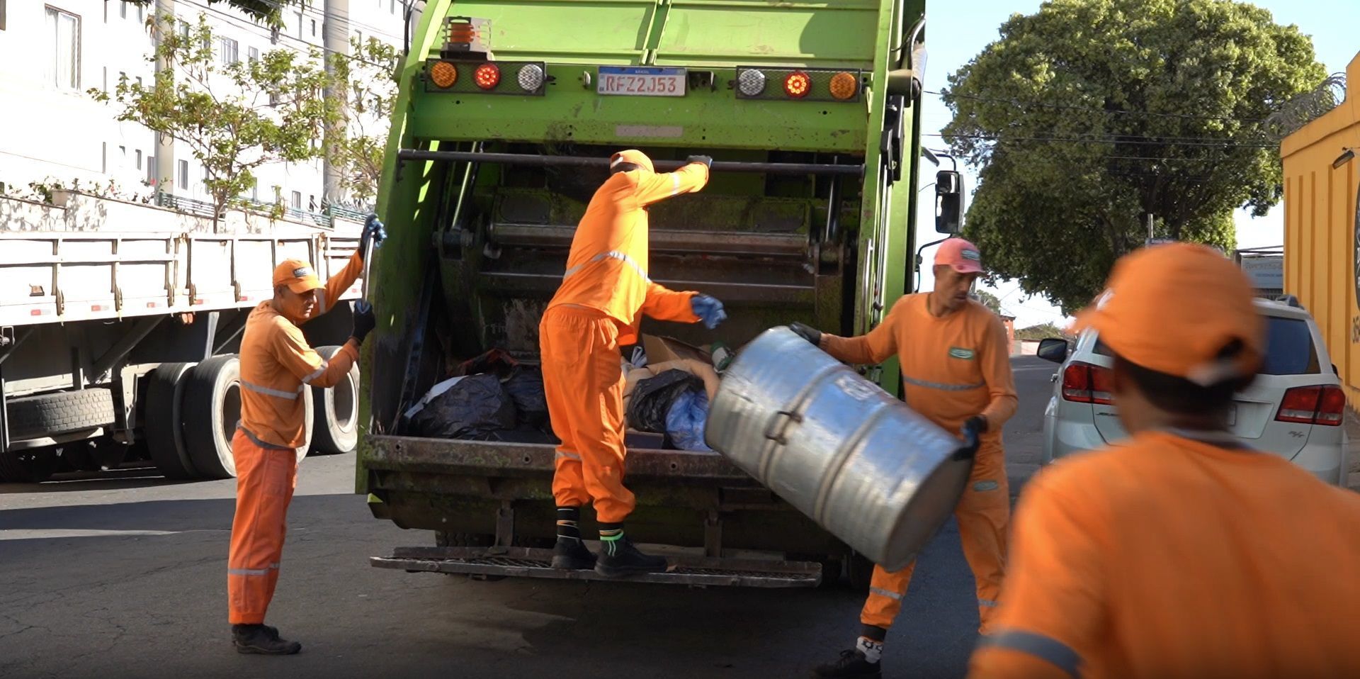 Vida de gari: categoria convive com xingamentos gratuitos de parte da população