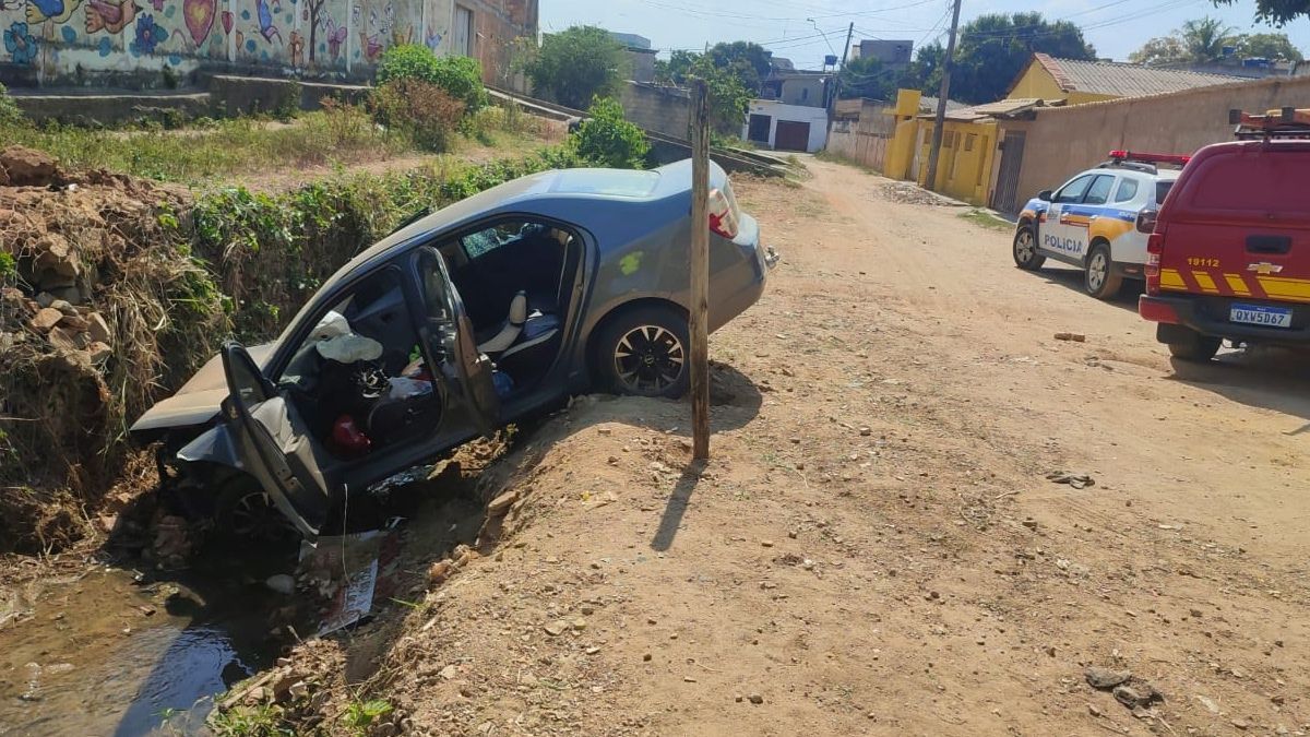 Motorista morre após cair com carro dentro de córrego em Ribeirão das Neves