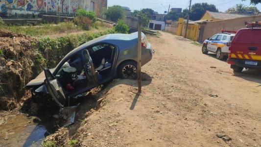 Motorista morre após cair com carro dentro de córrego em Ribeirão das Neves