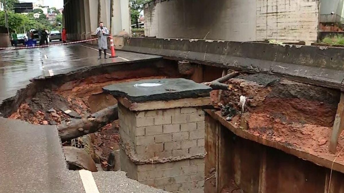 Foto de cratera gigante em avenida de BH viraliza e causa confusão; entenda