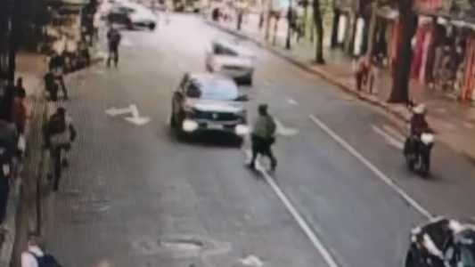 Vídeo: idosa de 68 anos é atropelada por carro no Centro de BH