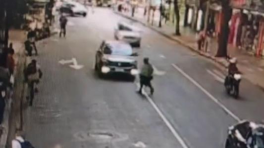 Vídeo: idosa de 68 anos é atropelada por carro no Centro de BH