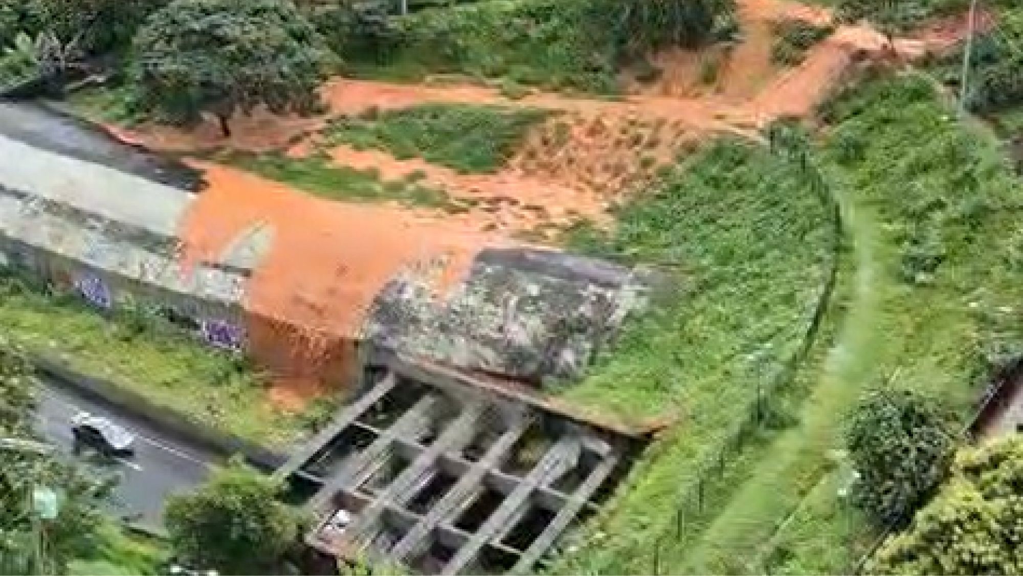 Moradores denunciam enxurrada de lama que quase atinge túnel da Lagoinha, em BH, em dias de chuva