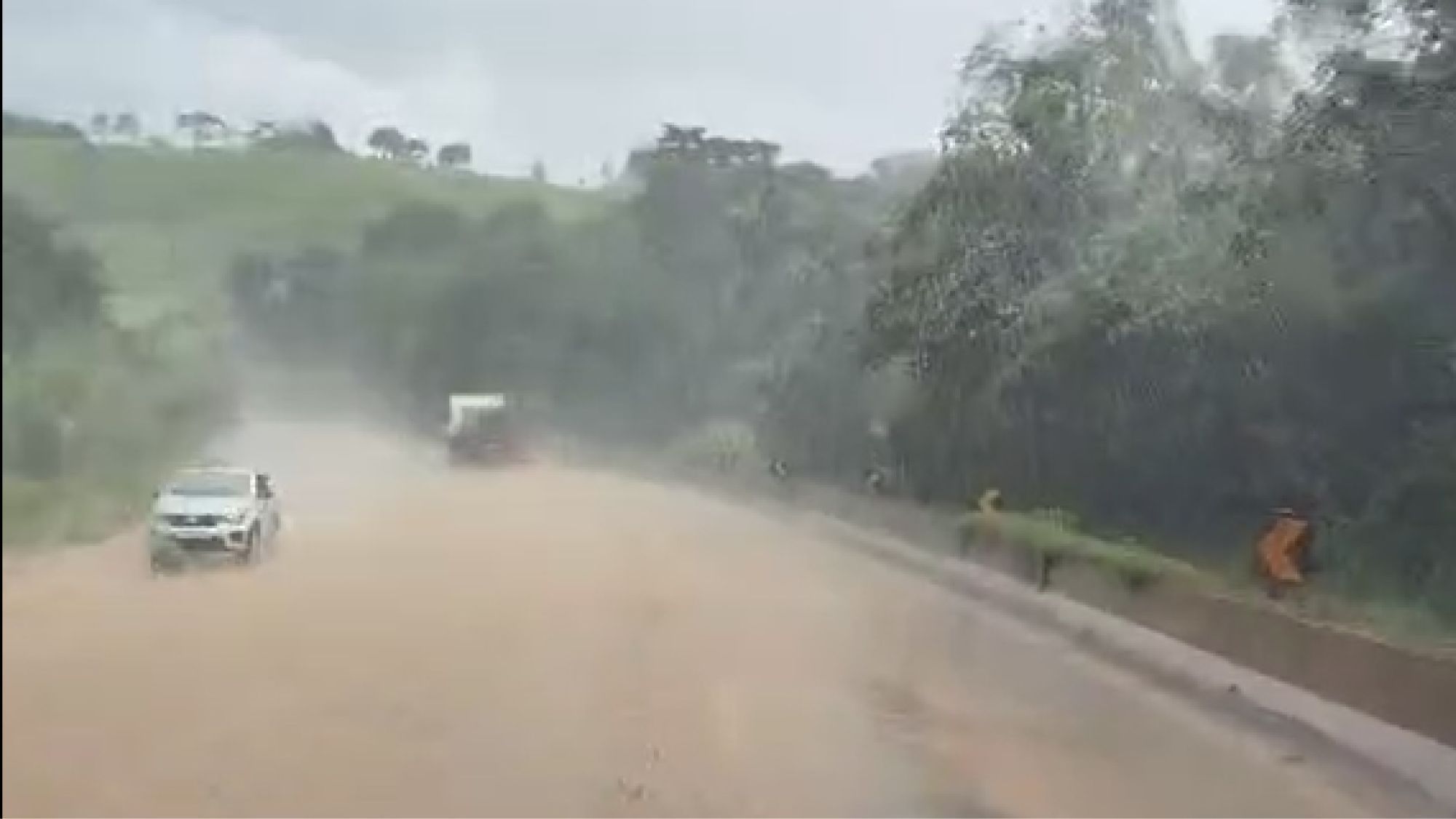 Vídeo: BR-040 alaga durante temporal e água da chuva se mistura com lama de minério
