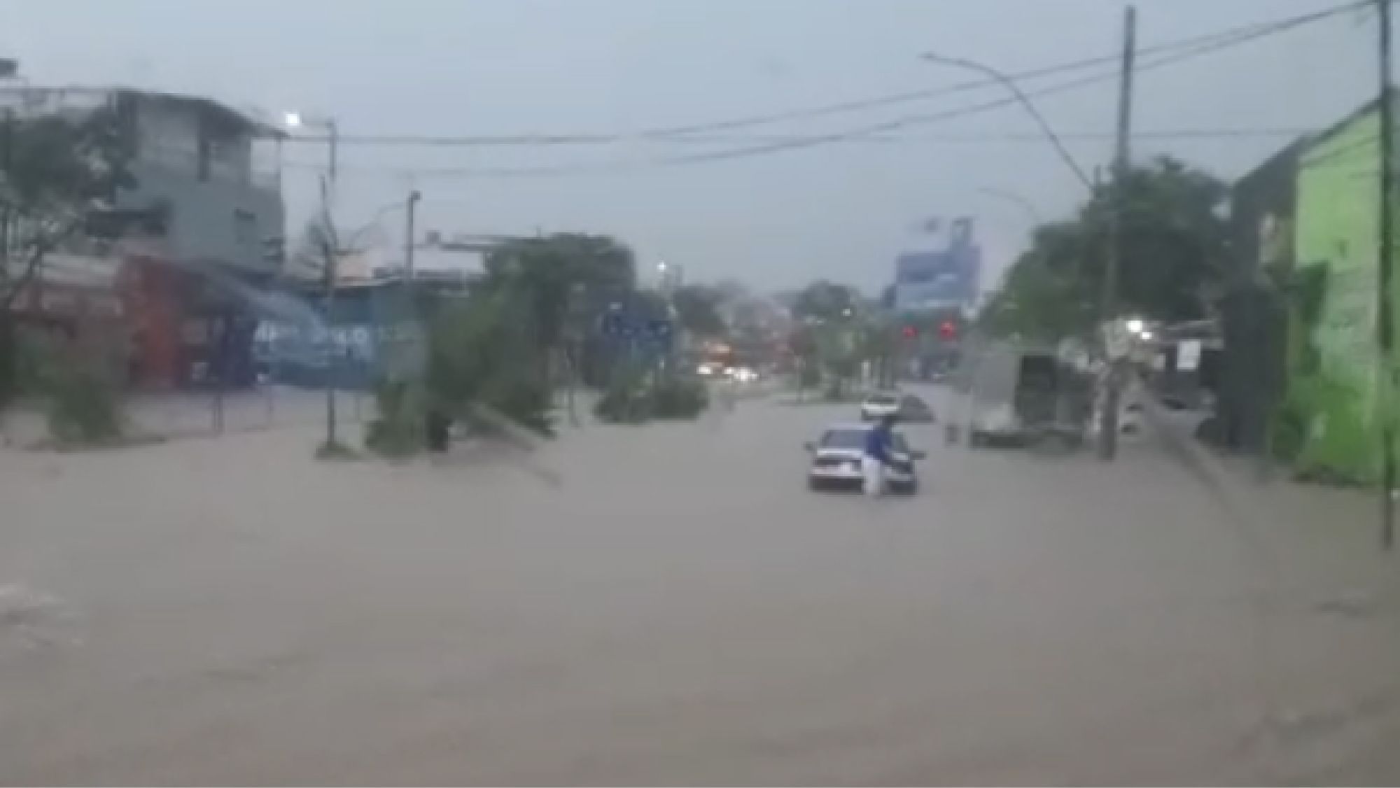 Vídeo: Av. Vilarinho, em BH, alaga durante temporal nesta quarta-feira (29)