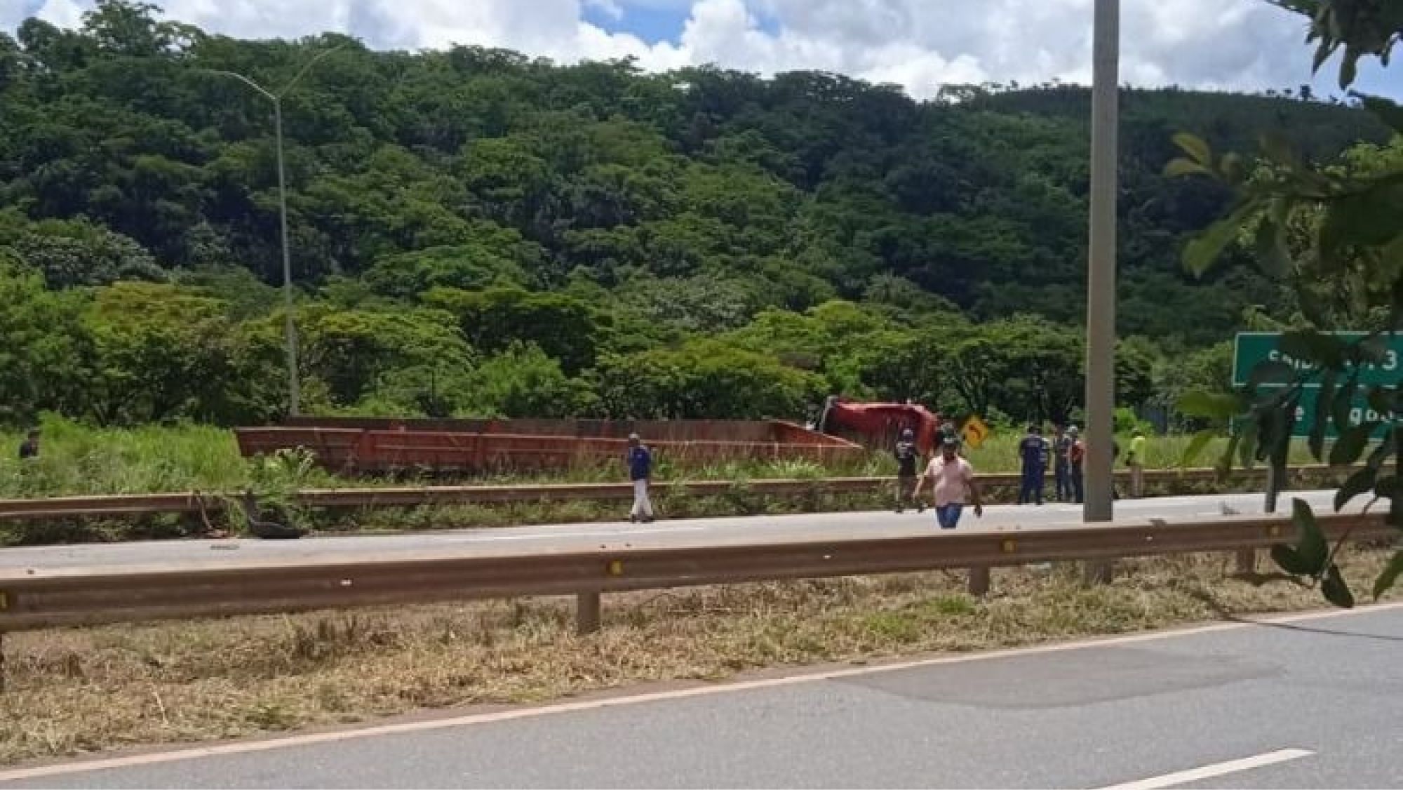 Caminhoneiro morre após veículo tombar na BR-040 em Sete Lagoas (MG)