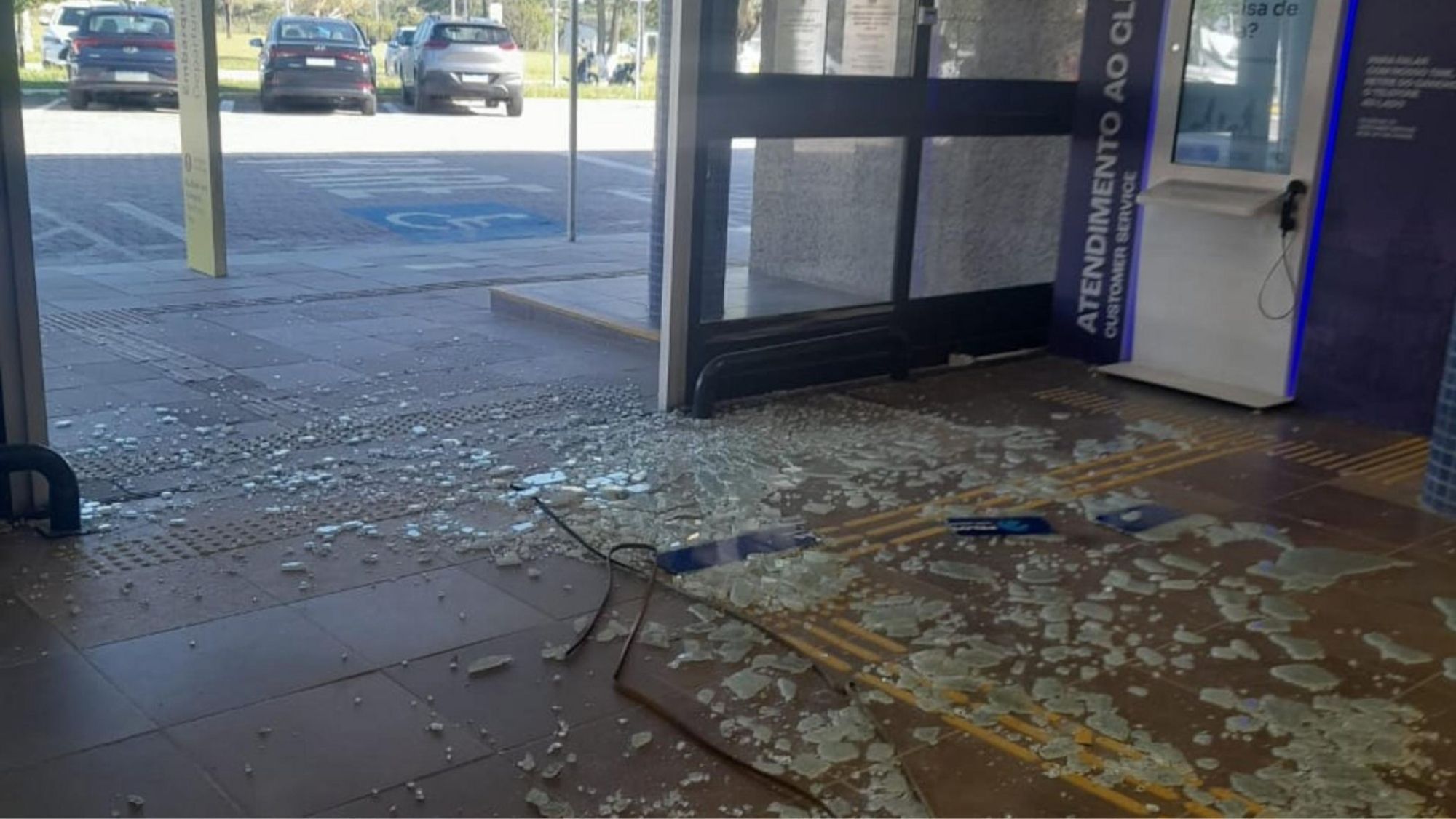 Homem chega atrasado, perde voo, vandaliza aeroporto e agride funcionário em Pelotas (RS)