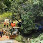 Motorista morre após caminhão capotar e cair dentro de córrego em Lagoa Santa