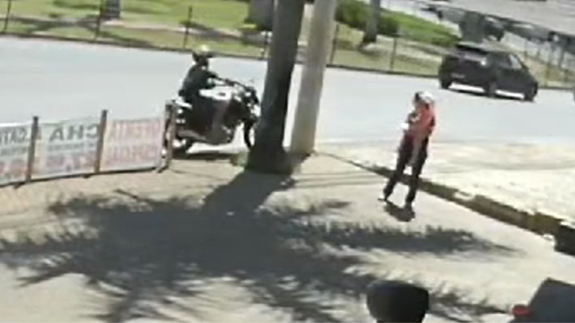 Vídeo: homem morre após perder o controle da moto durante 'grau' e bater em poste na Grande BH
